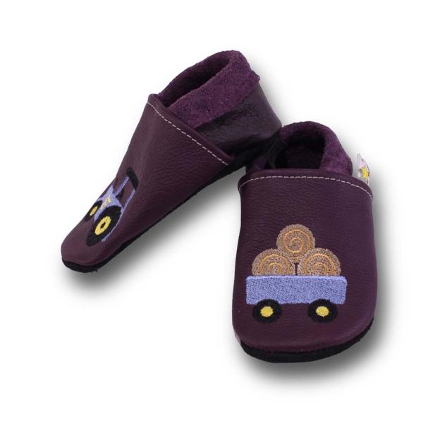 Krabbelschuhe blauer Trecker mit Anhänger dunkellila